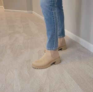 Steve Madden Holley Chelsea boot size 9 sand color